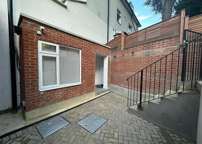 Two Bedroom House In Kilburn